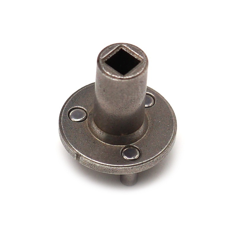 Componente de Acoplamento de Flange de Aço Usinado em CNC – Base Redonda com Pinos de Chaveta de Localização e Soquete Quadrado Centralizado para Interface de Eixo ou Transferência de Torque